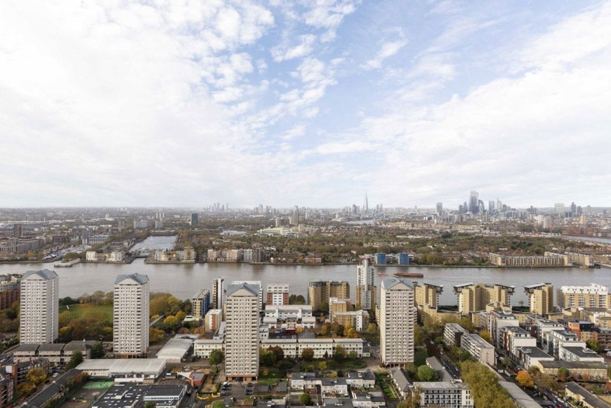Flat Harbour Way in Greater London