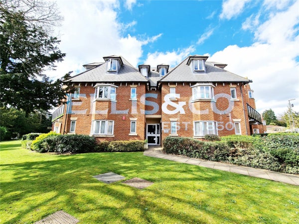 Flat Pynnacles Close in London