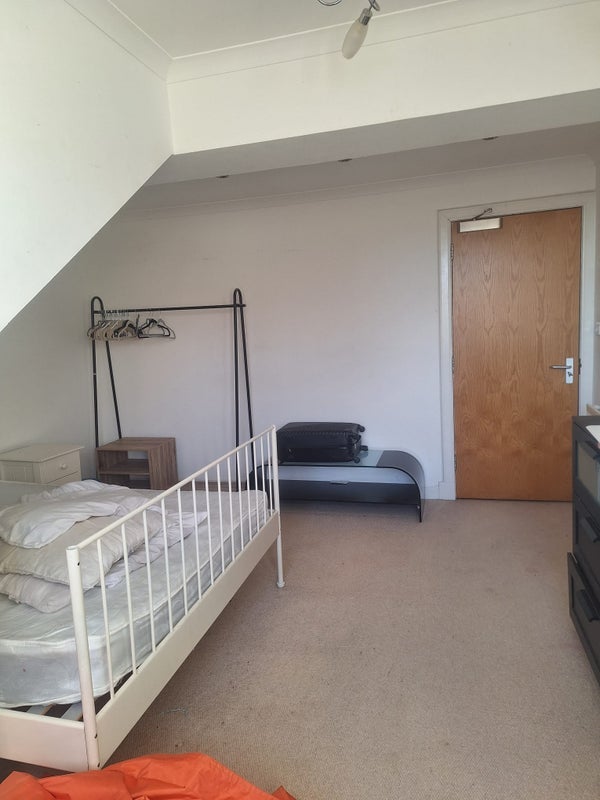 Room Pollokshaws Road in Glasgow