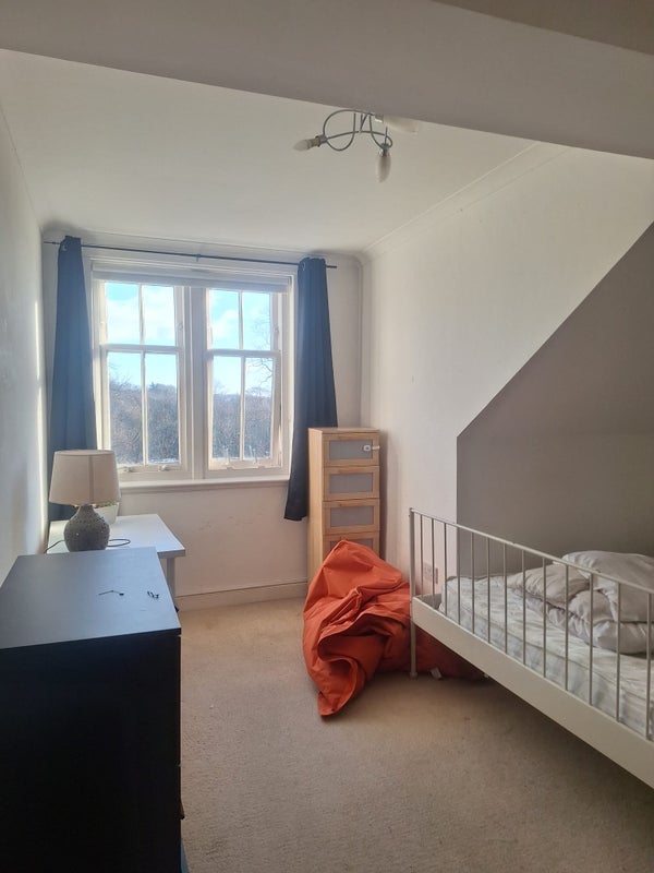 Room Pollokshaws Road in Glasgow