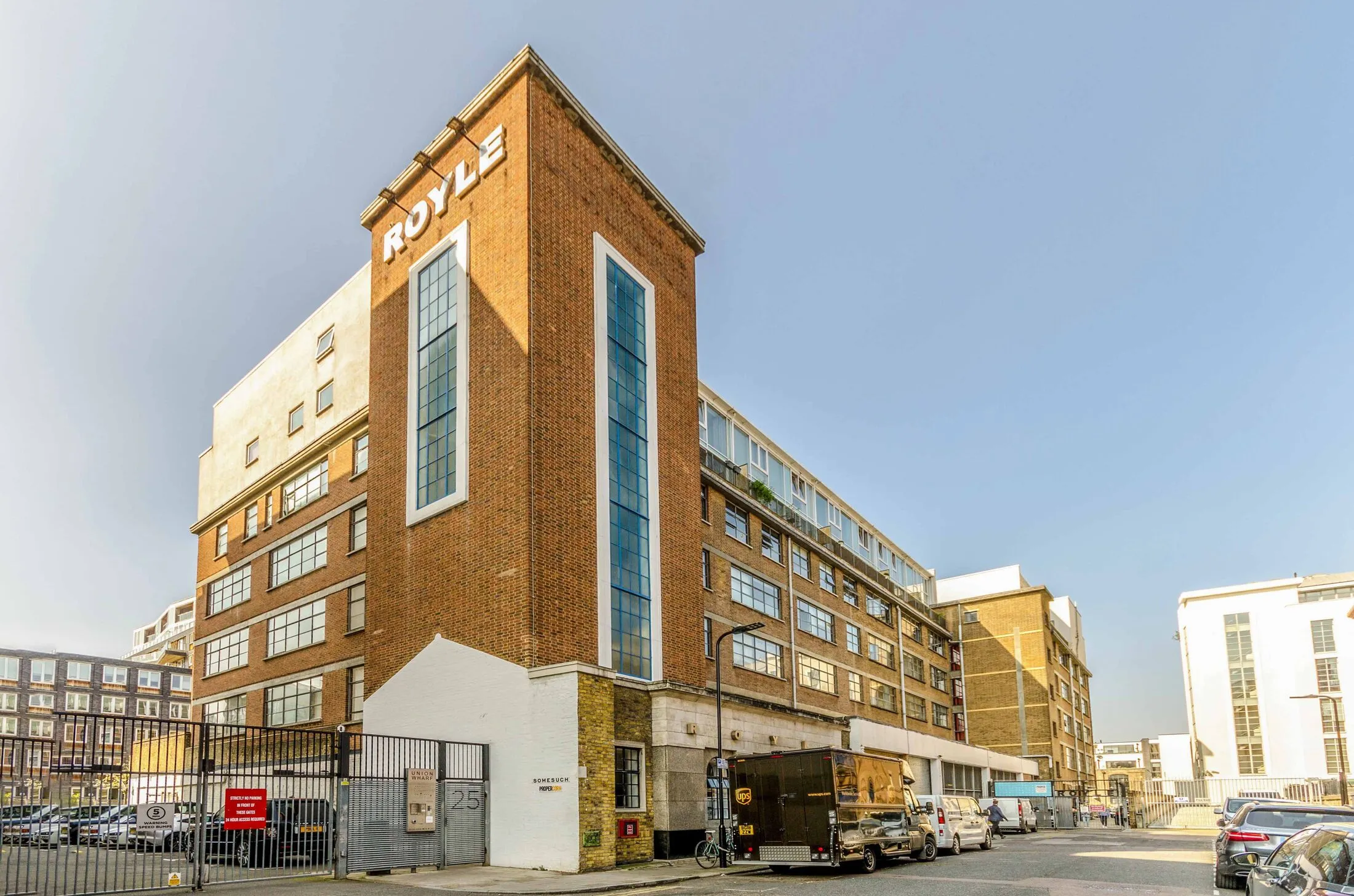 Flat Wenlock Road in Greater London