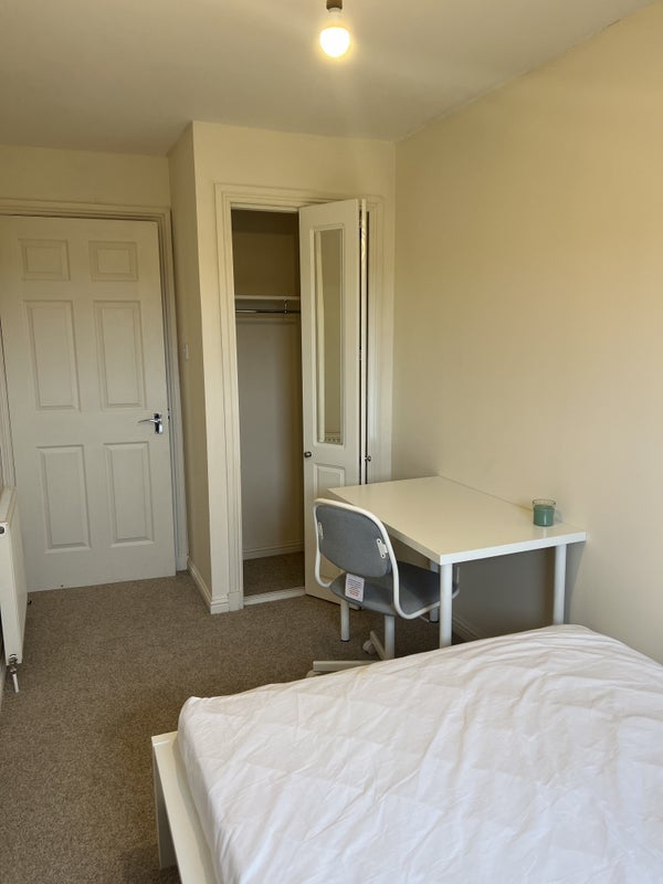 Room Dawson Road in Glasgow