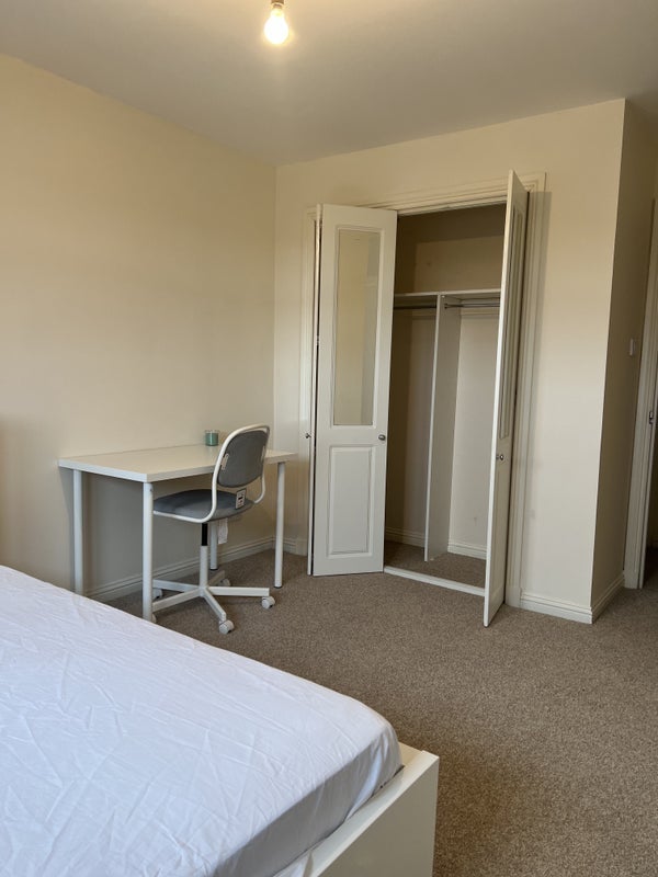 Room Dawson Road in Glasgow