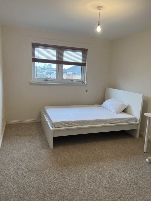 Room Dawson Road in Glasgow