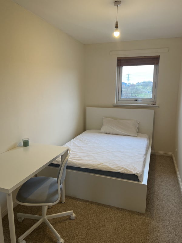 Room Dawson Road in Glasgow