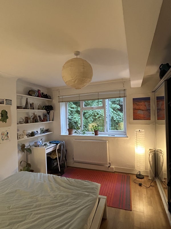 Room South Close in Greater London
