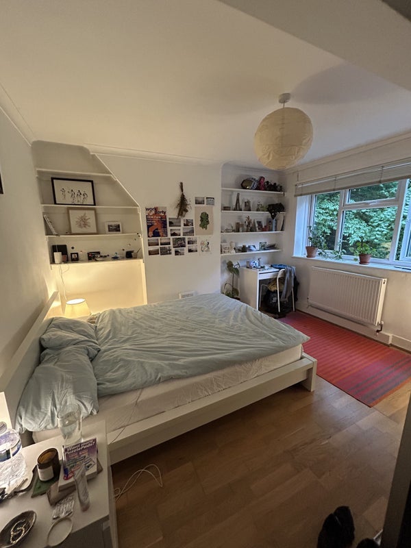 Room South Close in Greater London