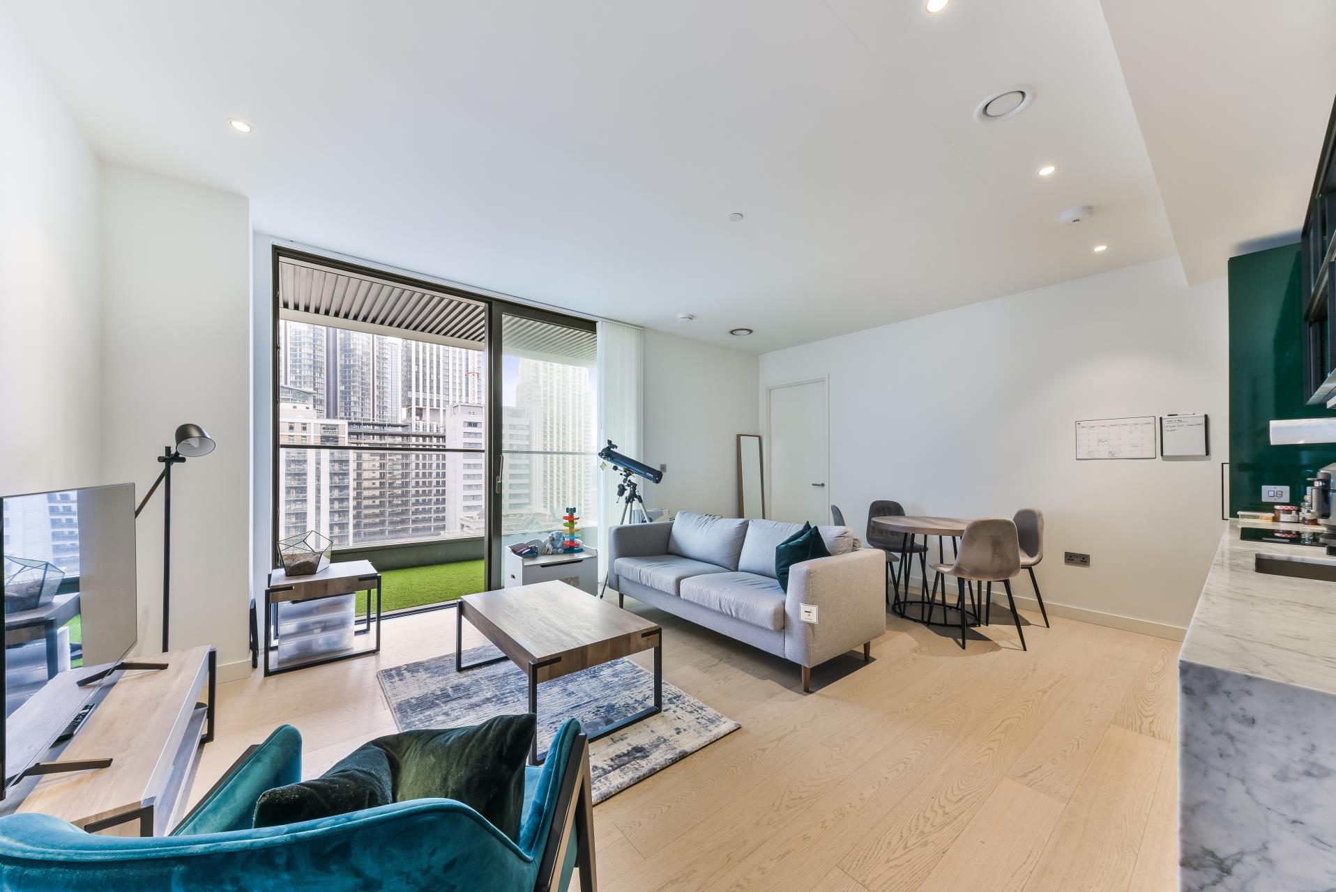 Flat Admirals Way in Greater London
