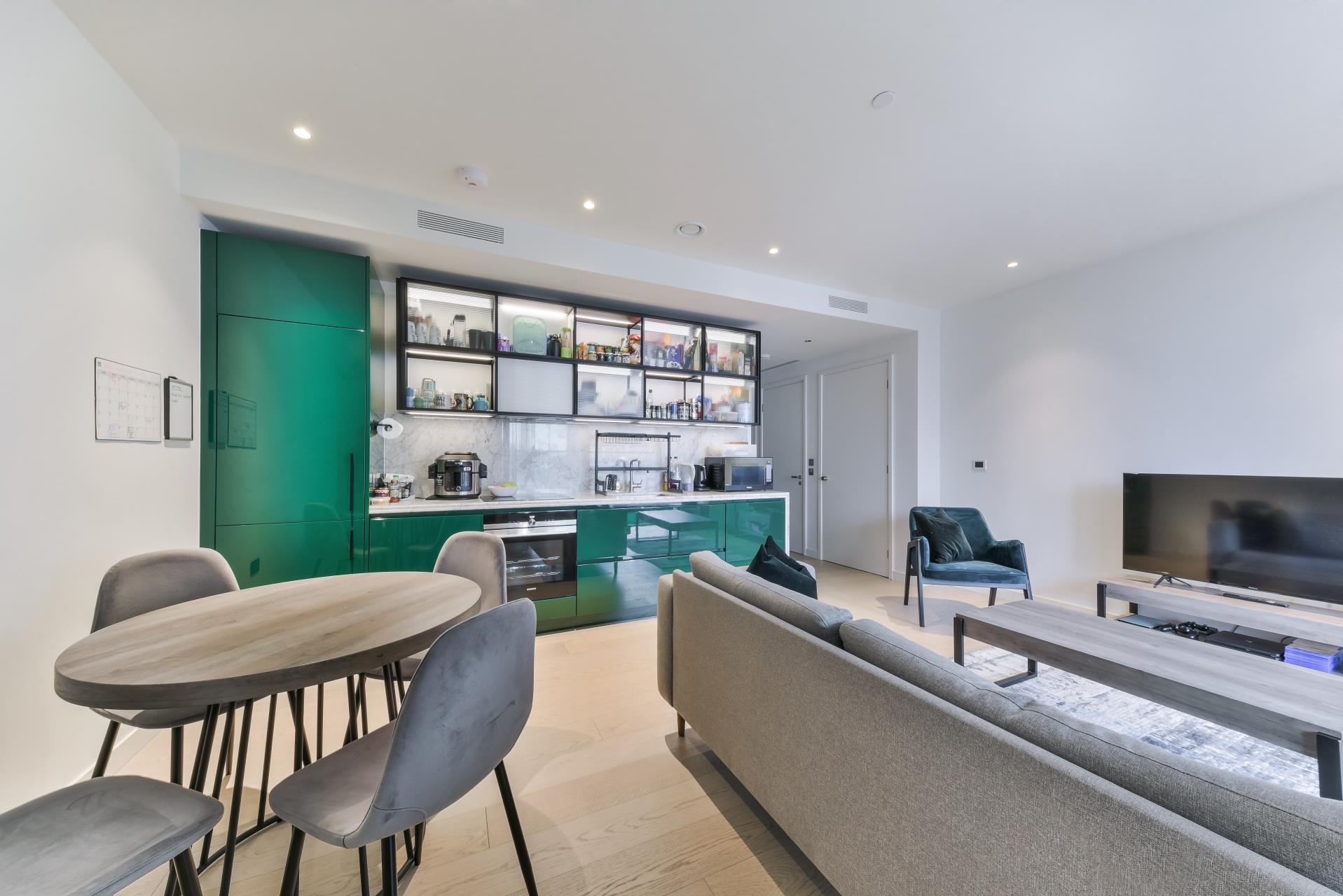 Flat Admirals Way in Greater London