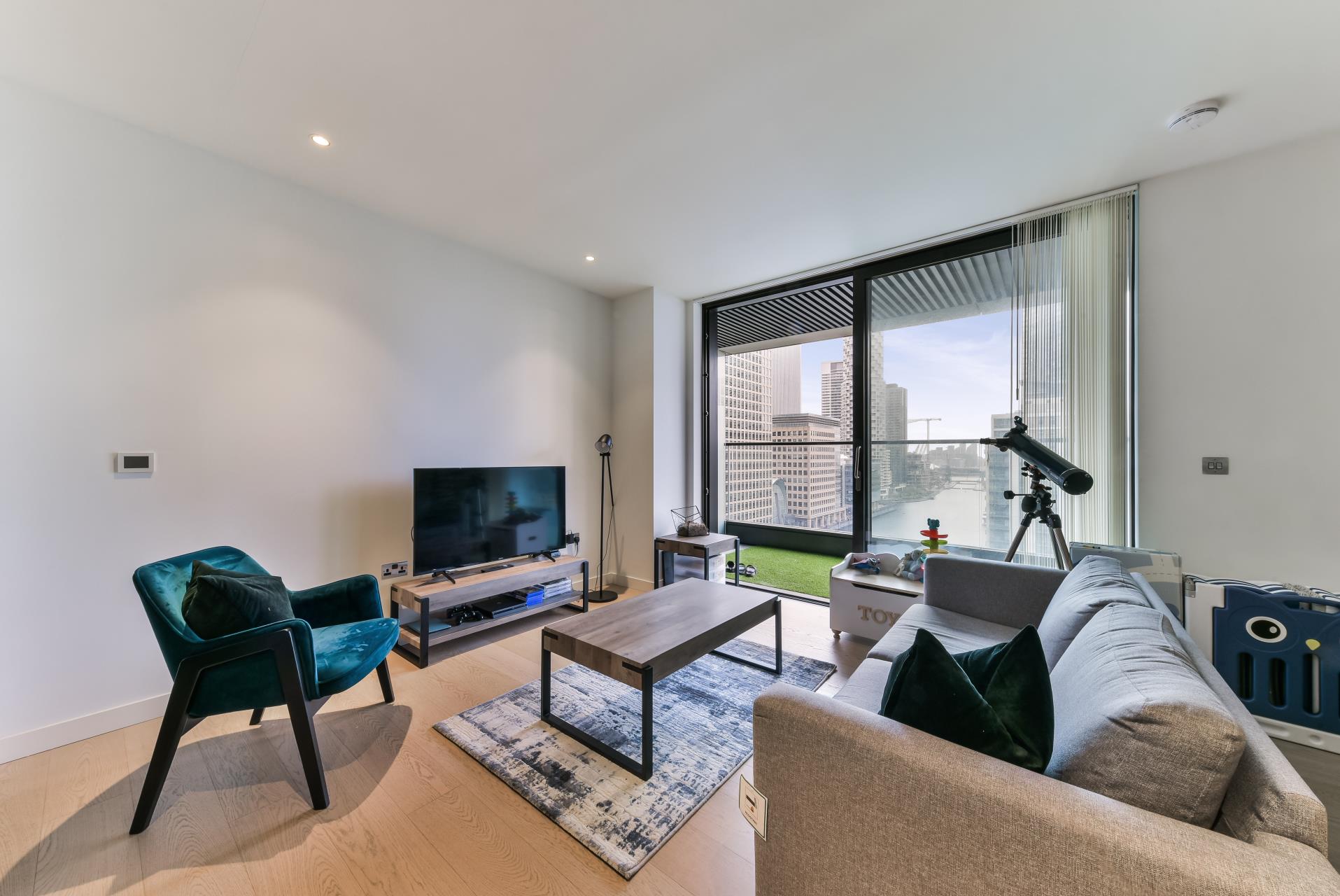 Flat Admirals Way in Greater London