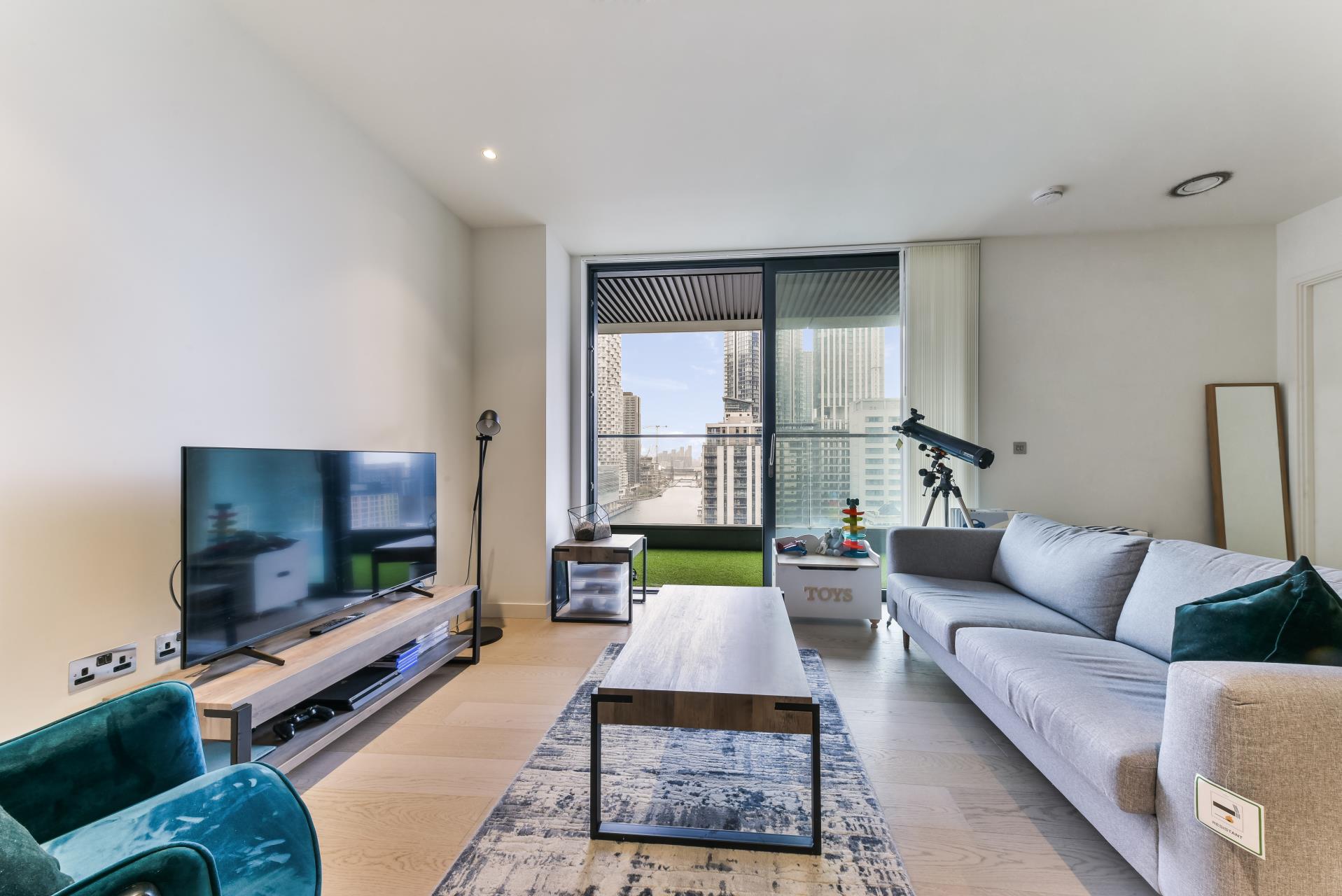 Flat Admirals Way in Greater London
