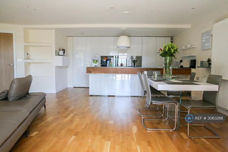 Flat Tanner Street in Greater London
