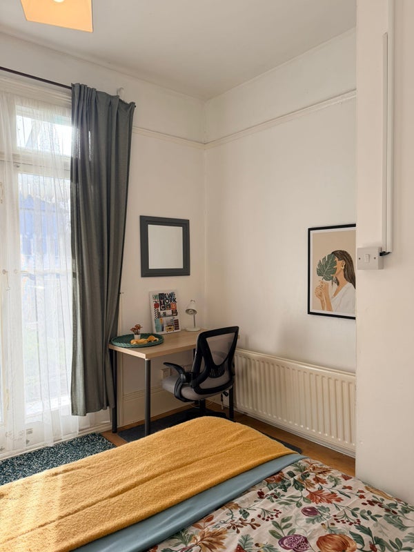 Room Hampton Road in Greater London