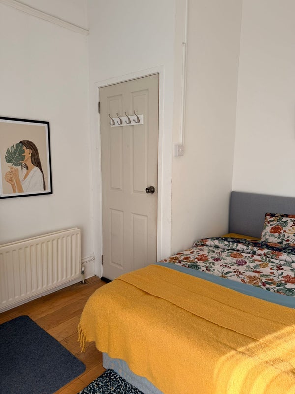 Room Hampton Road in Greater London