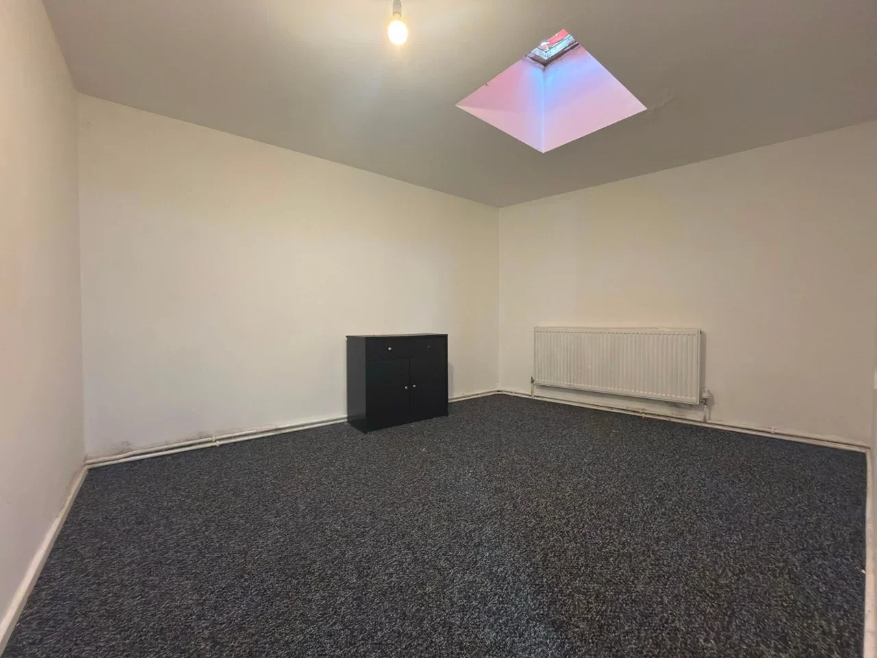 Flat Mayesbrook Road in Greater London