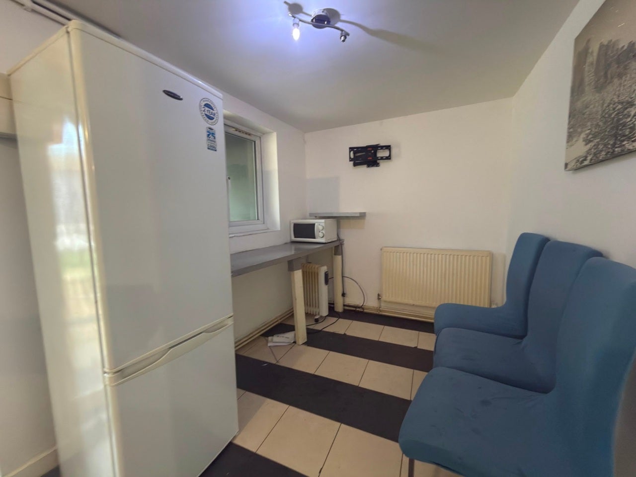Flat Mayesbrook Road in Greater London