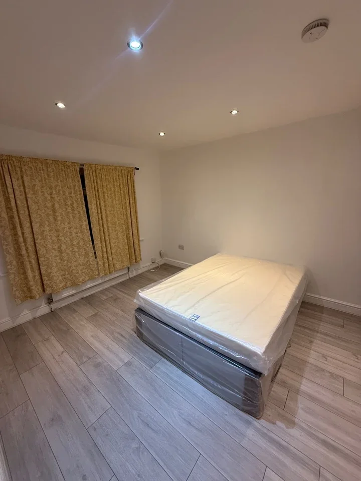 Room Ingram Road in Greater London