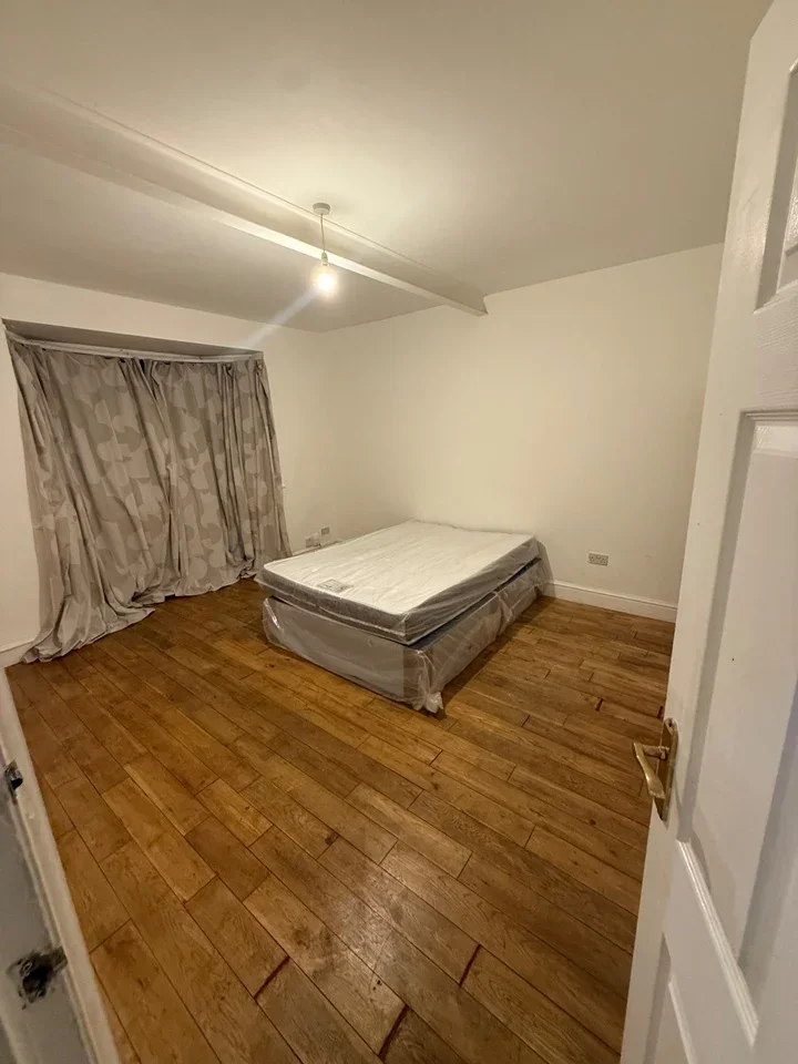 Room Ingram Road in Greater London