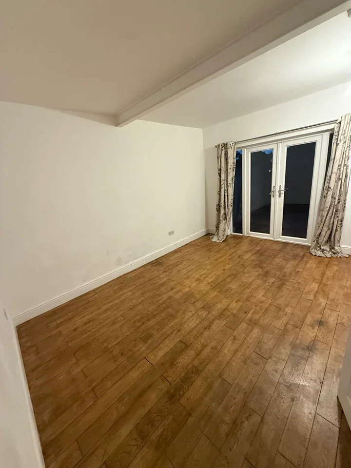 Room Ingram Road in Greater London