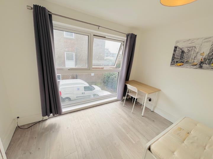 Flat Capstan Square in Greater London