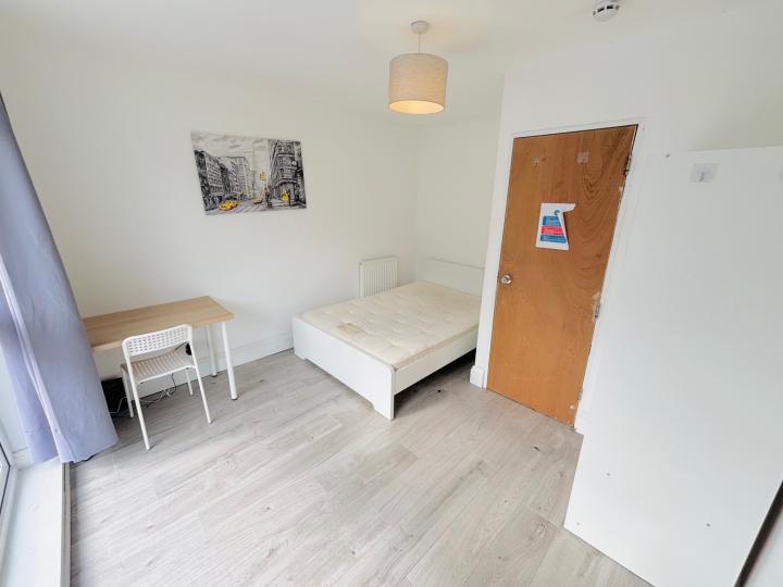 Flat Capstan Square in Greater London