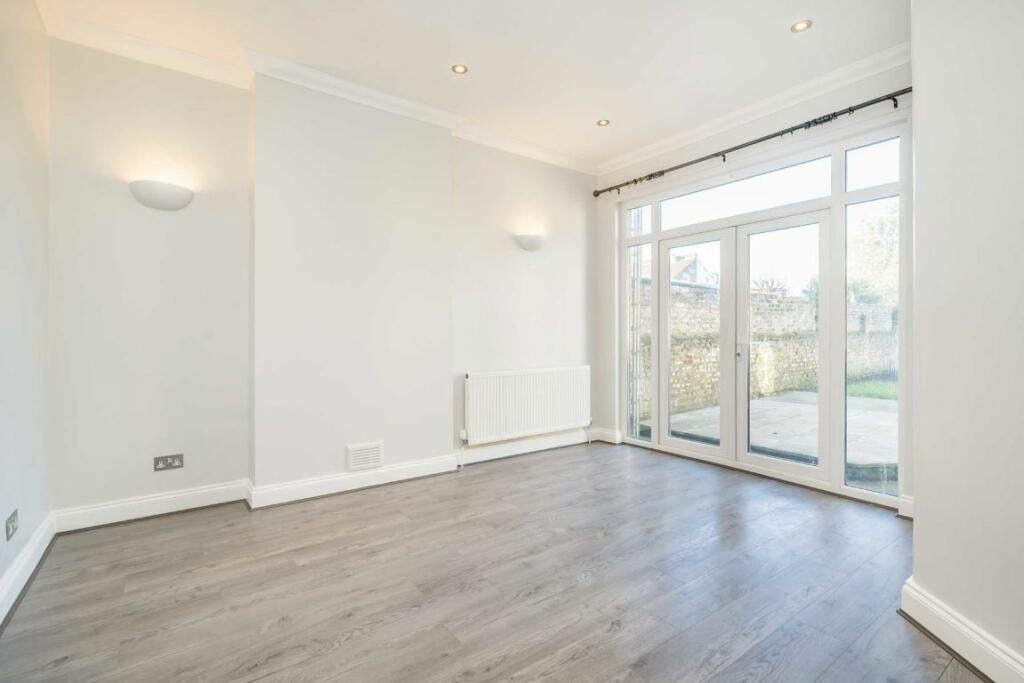 House Guildersfield Road in Greater London