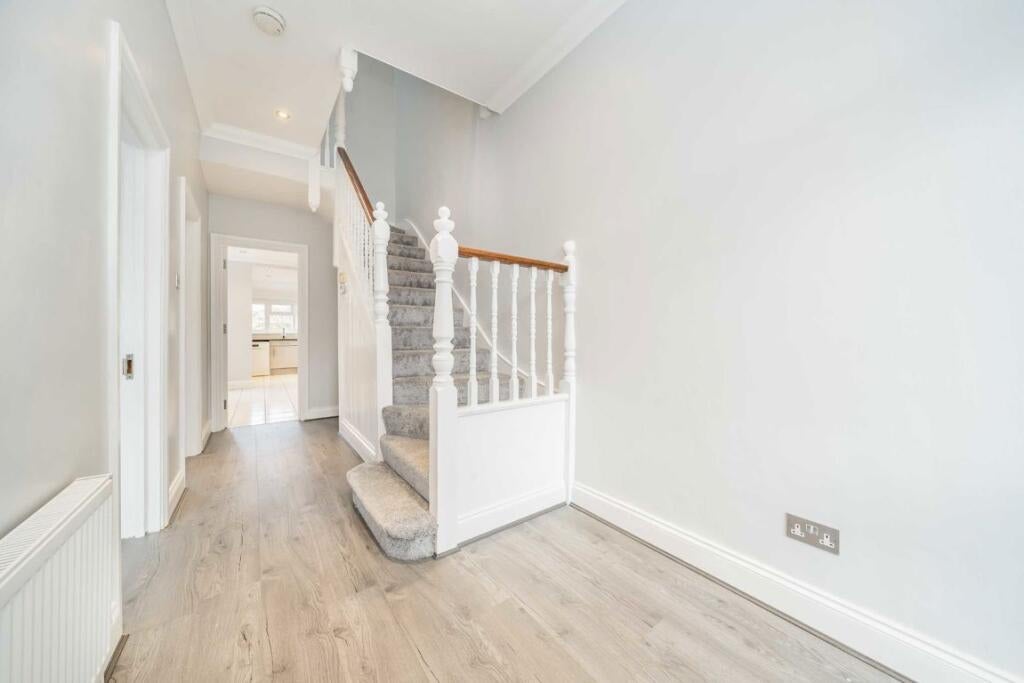 House Guildersfield Road in Greater London