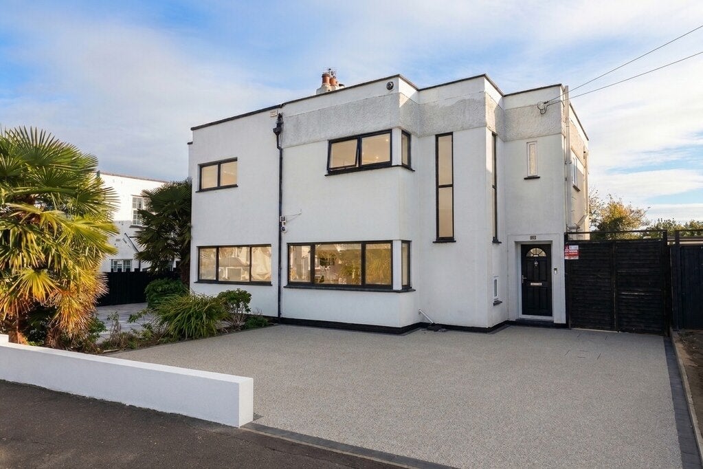 House Grand Avenue in Greater London