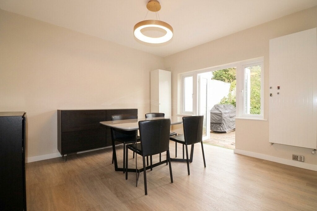 House Grand Avenue in Greater London