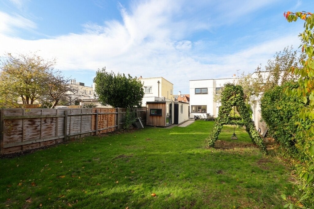 House Grand Avenue in Greater London