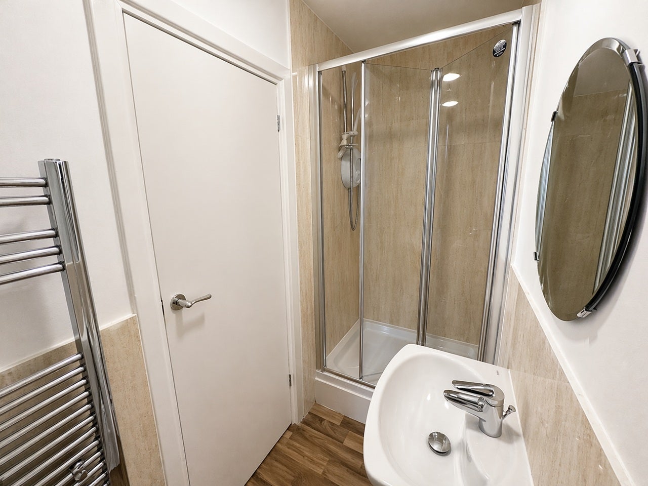 Flat Glenfield Road in Leicester