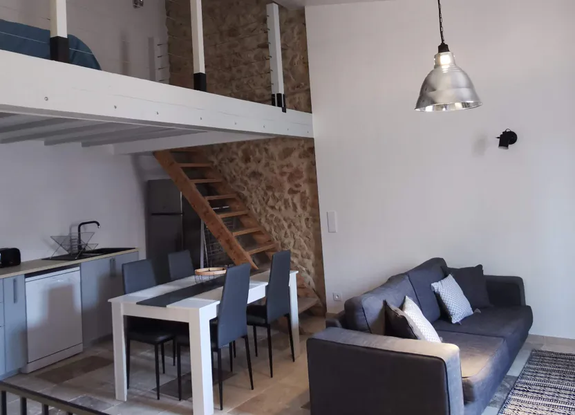 Appartement Rue Pierre et Marie Curie à Régusse