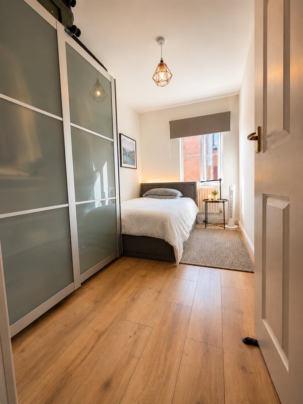 Room Innes Street in Greater London