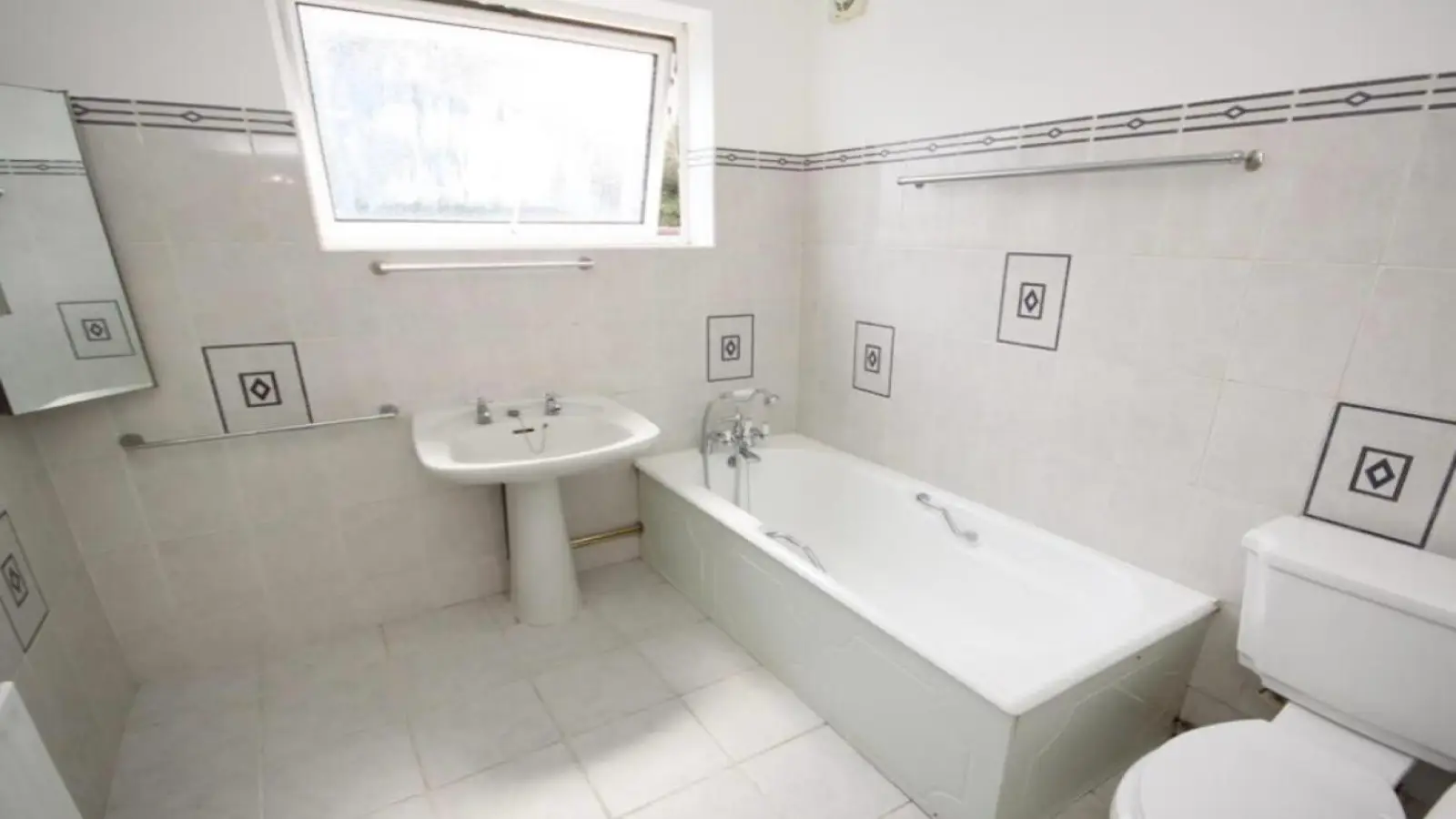 Flat Petts Wood Road in Greater London