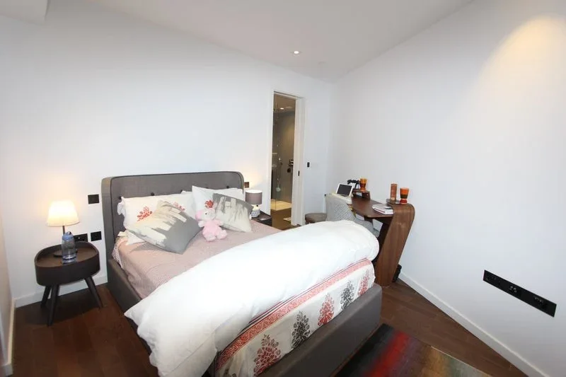 Room Warwick Road in Greater London