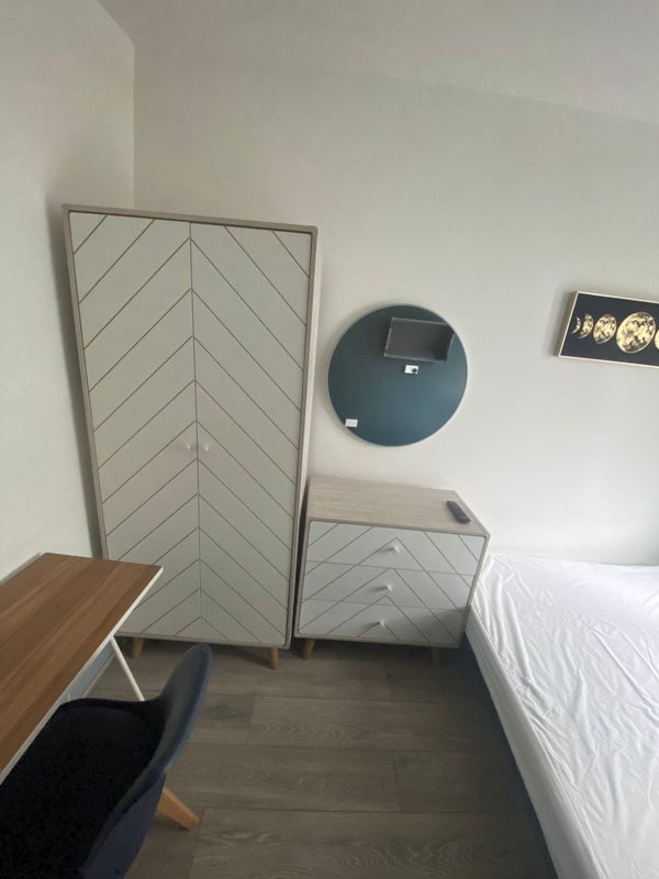 Room Warwick Road in Greater London