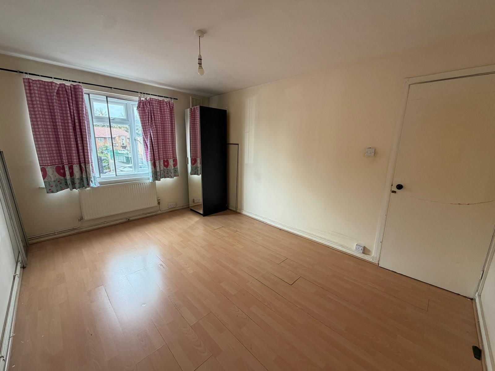 Flat Costons Avenue in Greater London