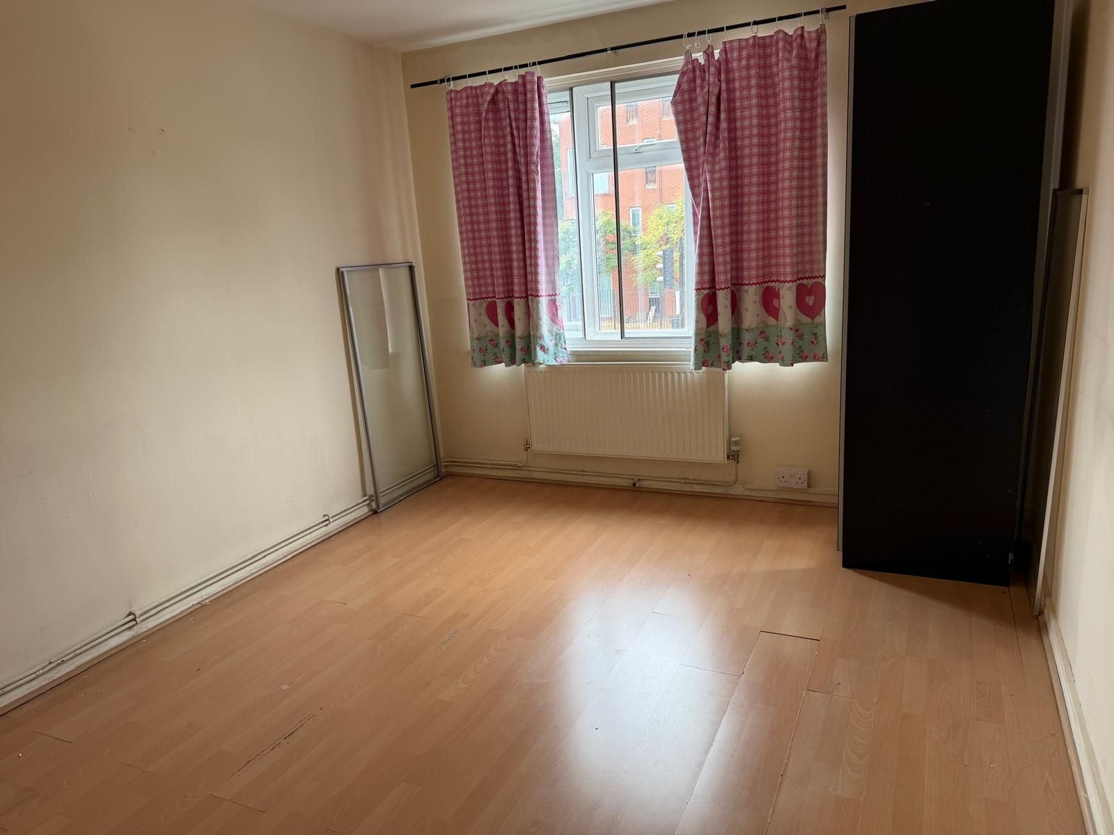 Flat Costons Avenue in Greater London