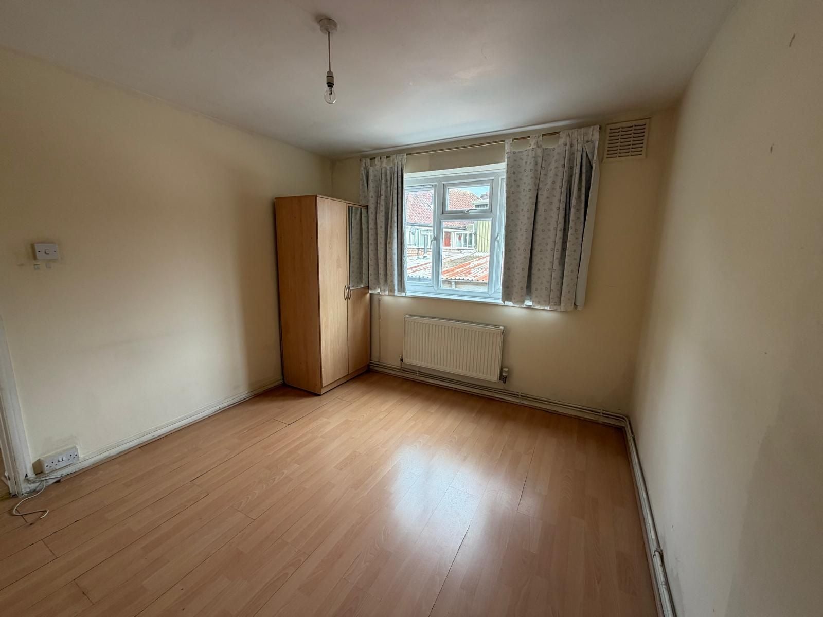 Flat Costons Avenue in Greater London
