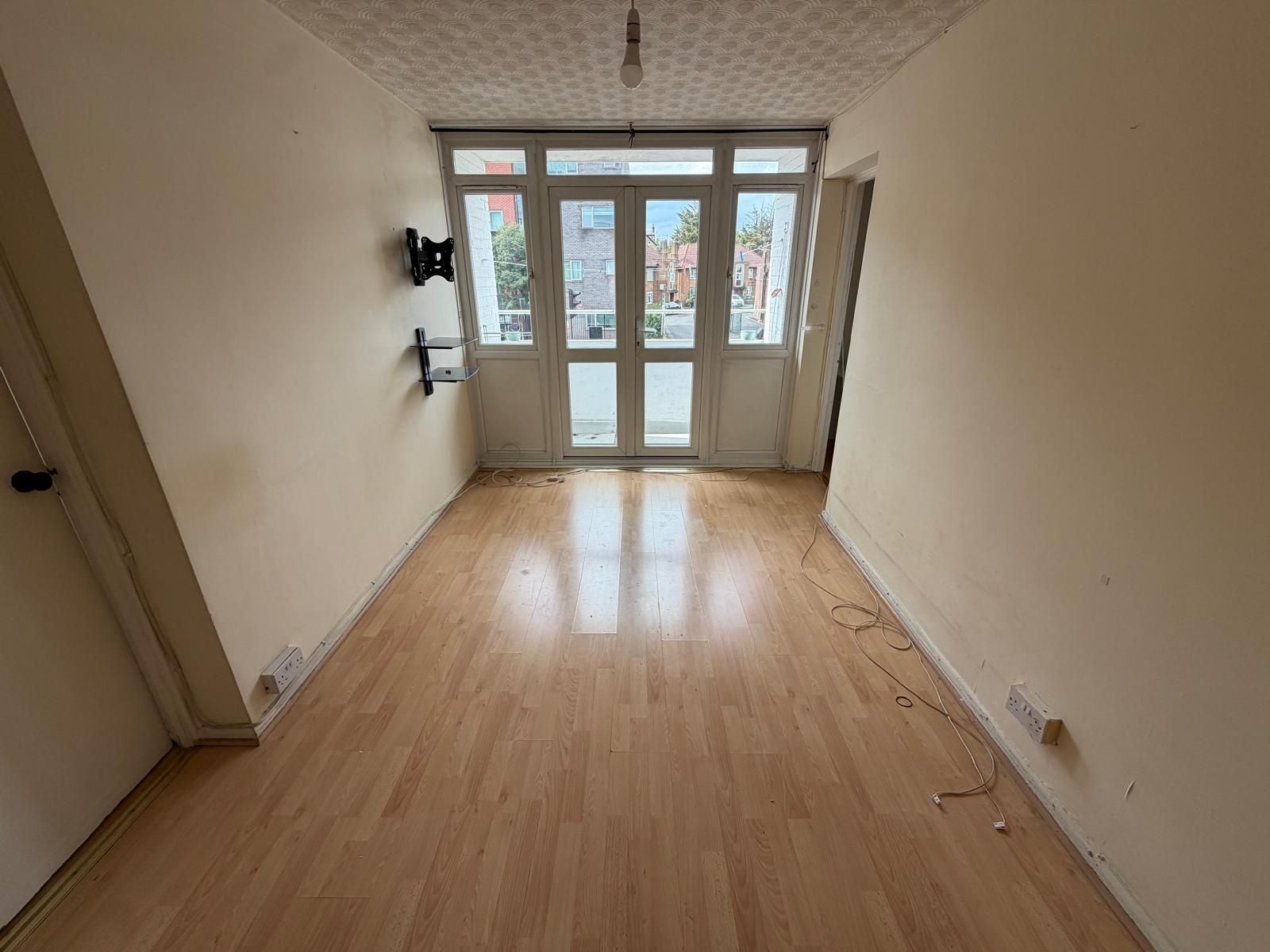 Flat Costons Avenue in Greater London