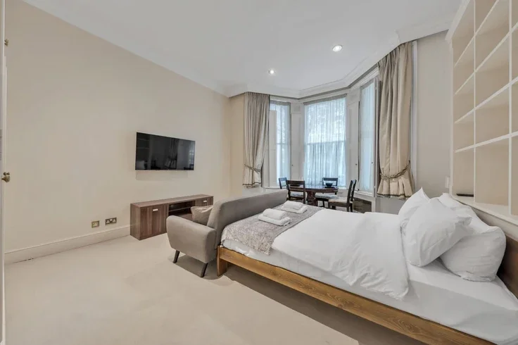 Flat Beaufort Gardens in Greater London