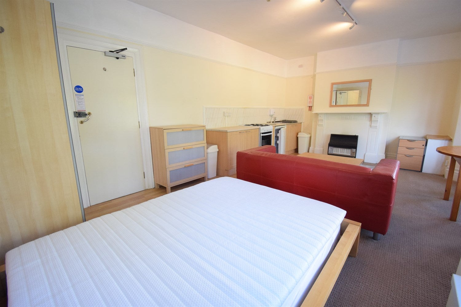 Room Pencisely Road in Cardiff County