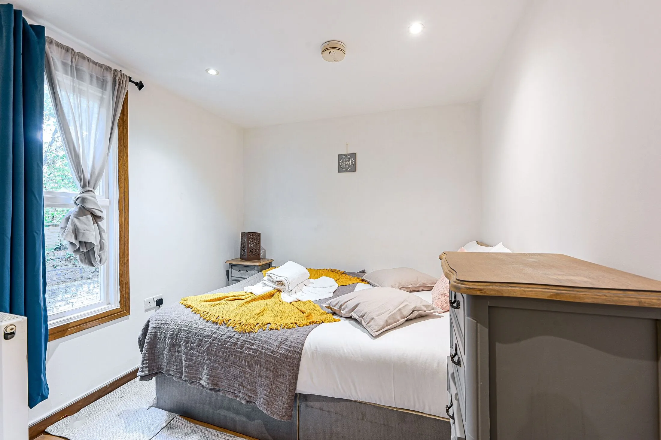 Flat Kempsford Gardens in Greater London