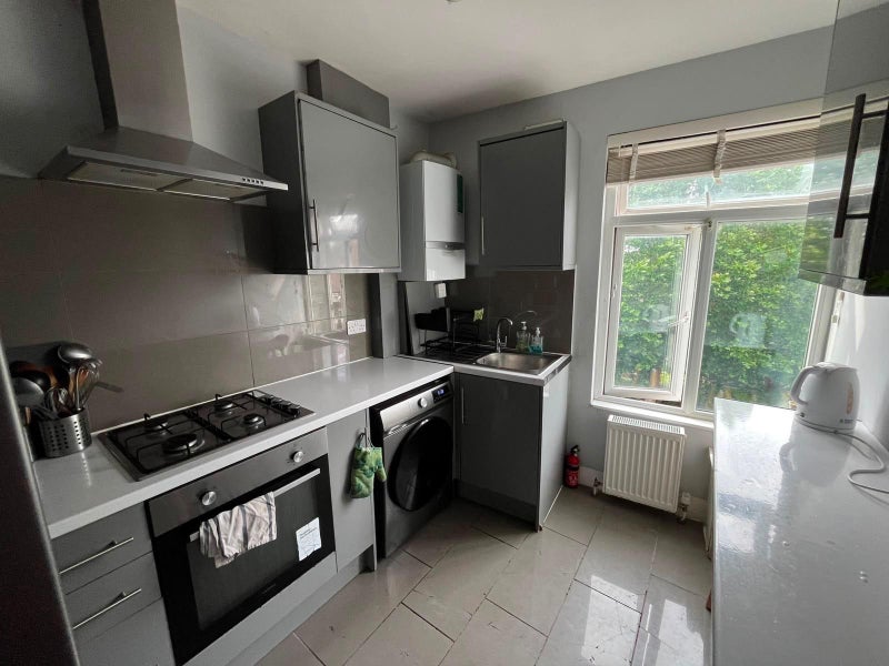 Room Nunhead Lane in Greater London