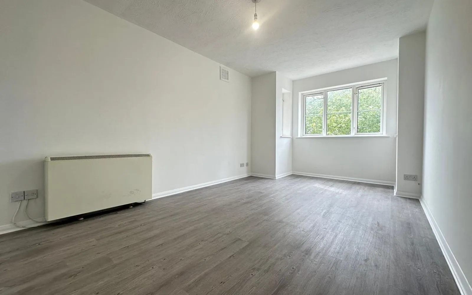 Flat Hibbert Road in Greater London