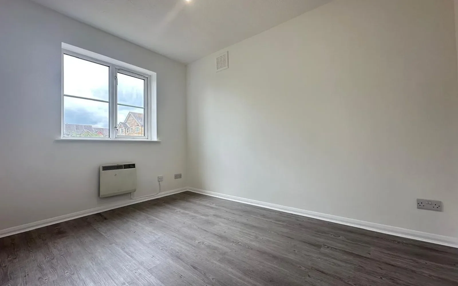 Flat Hibbert Road in Greater London
