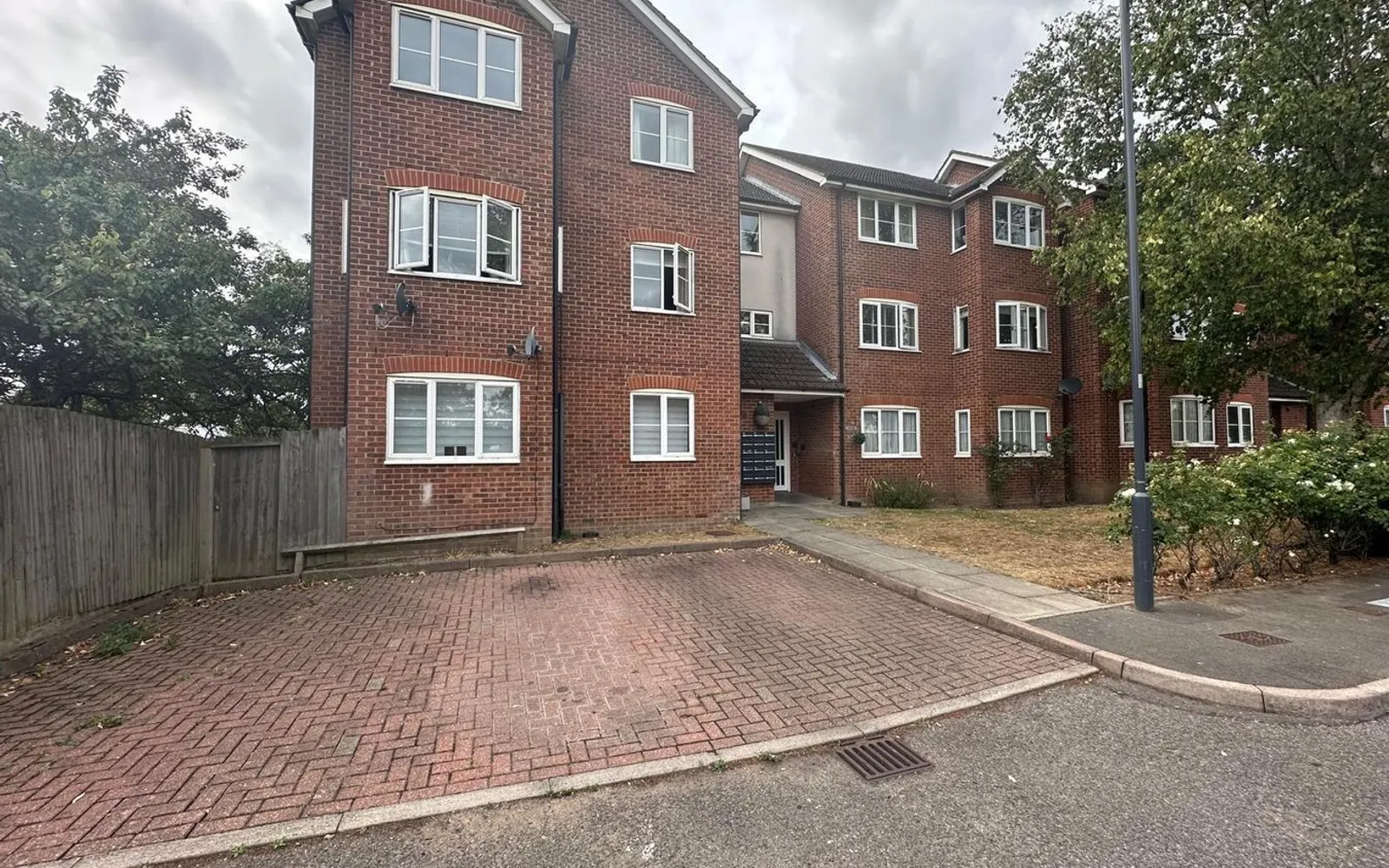 Flat Hibbert Road in Greater London