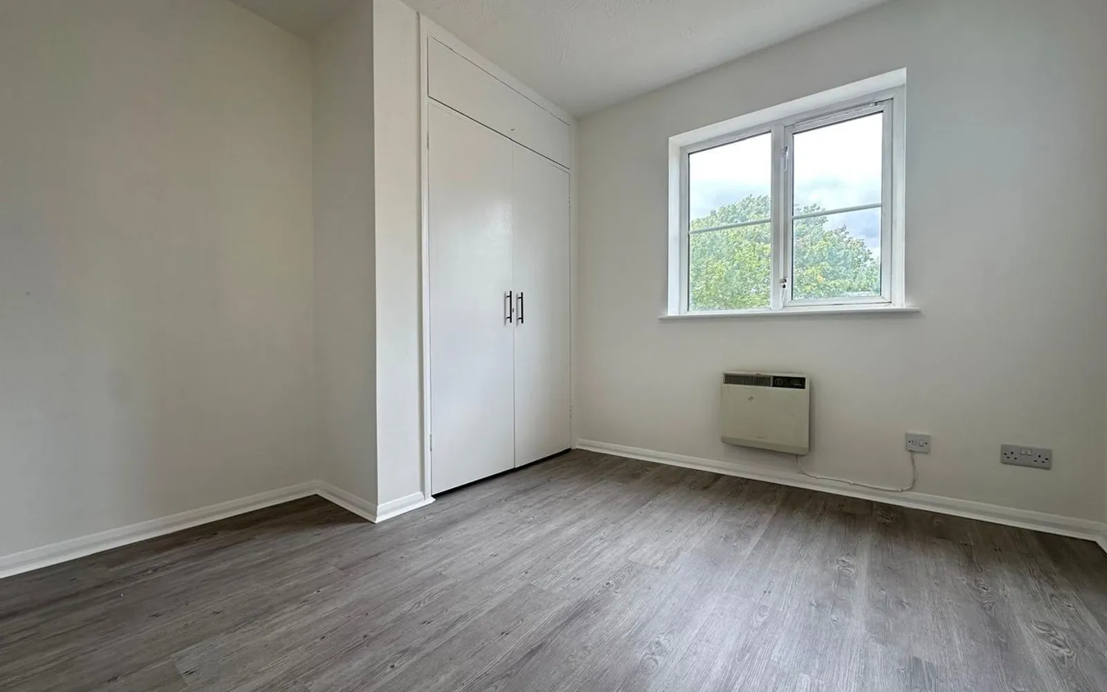 Flat Hibbert Road in Greater London
