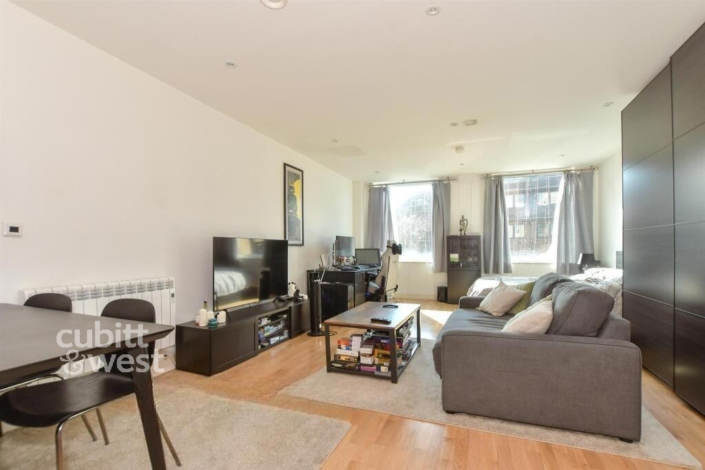 Flat London Road in Greater London