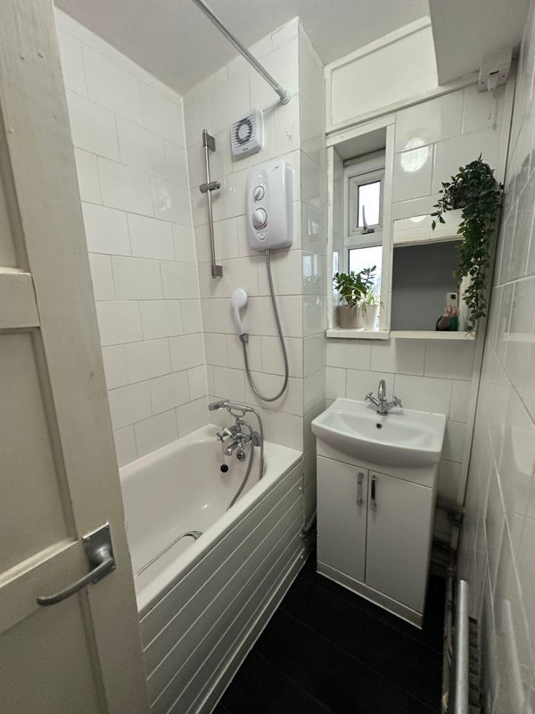 Flat Thurtle Road in Greater London